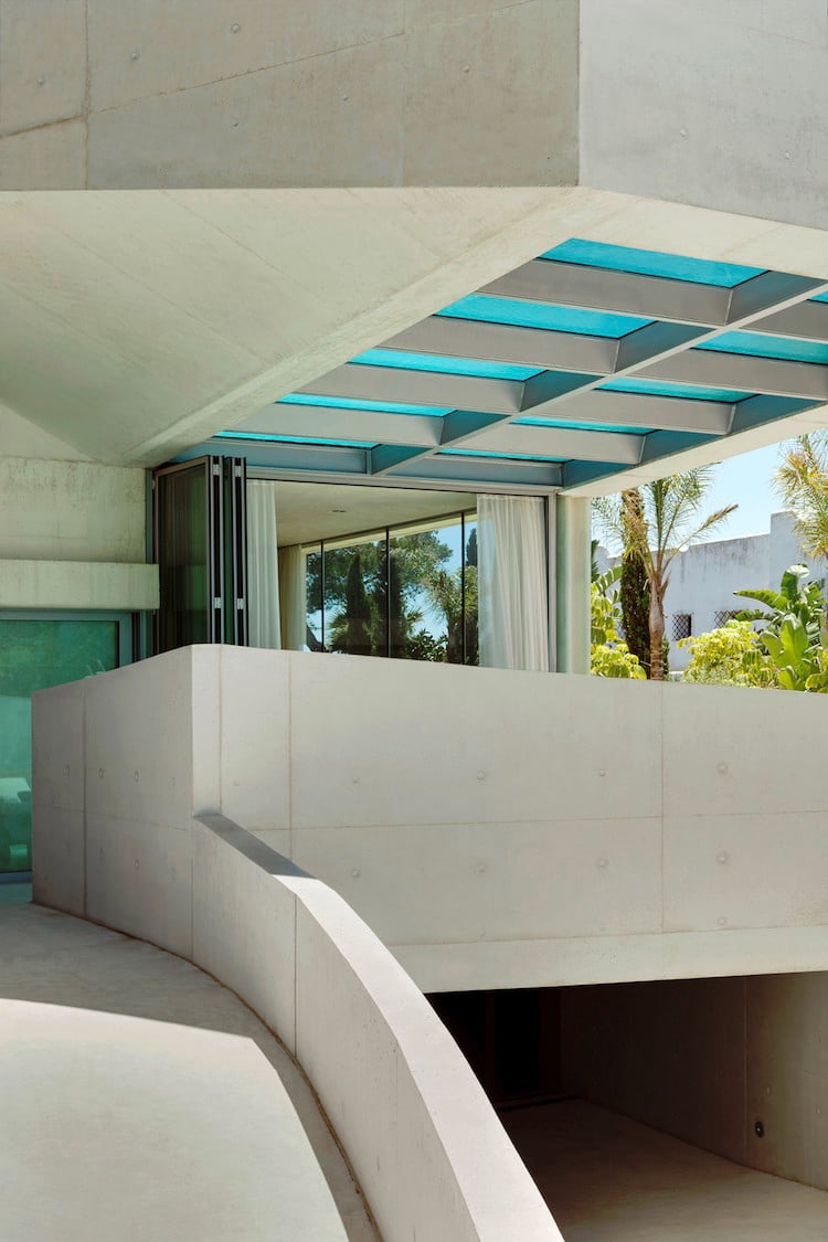 piscine sur toit transparente maison beton espagne