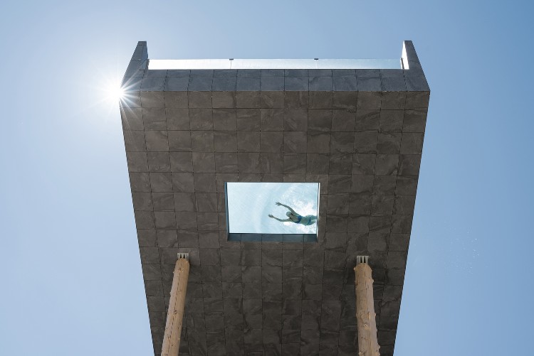 piscine suspendue pilotis fond transparent verre design super moderne hôtel Hubertus Italie