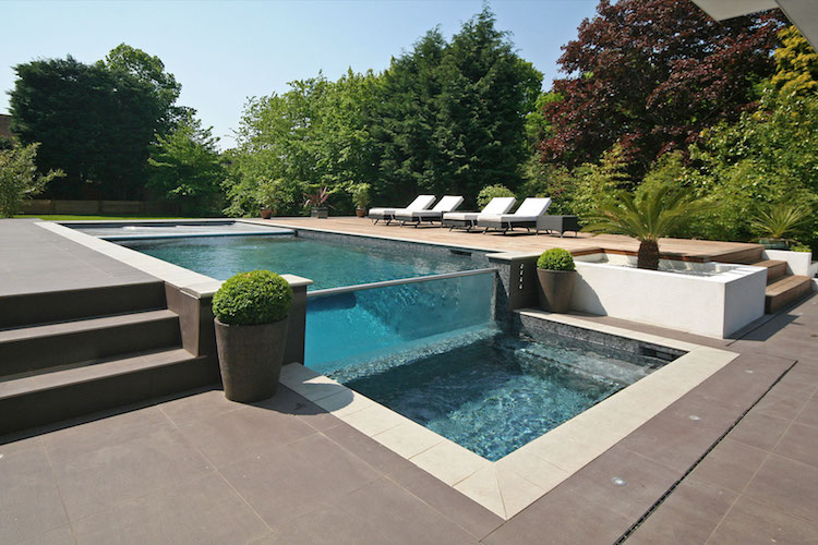 piscine transparente design exclusif buis boule terrasse bois
