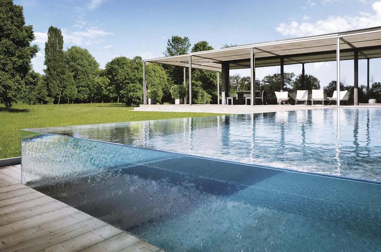 piscine transparente design exclusif jardin avec terrasse pergola moderne