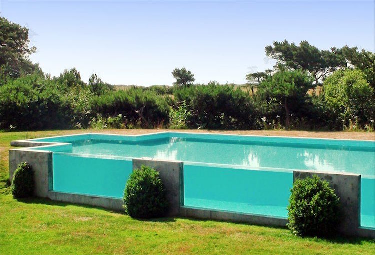 piscine transparente design moderne gazon