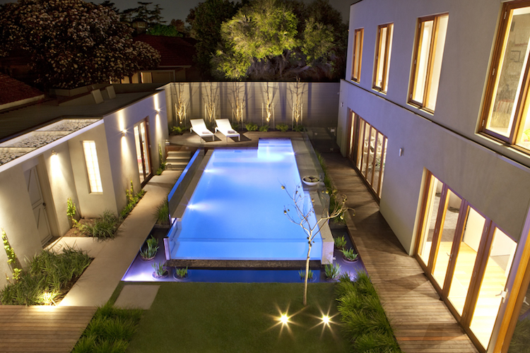 piscine transparente eclairage bleu jardin moderne