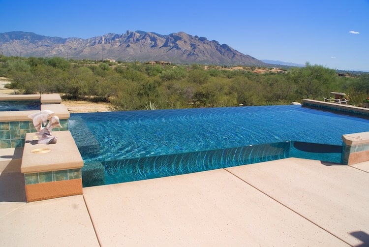 piscine transparente infinity design contemporain