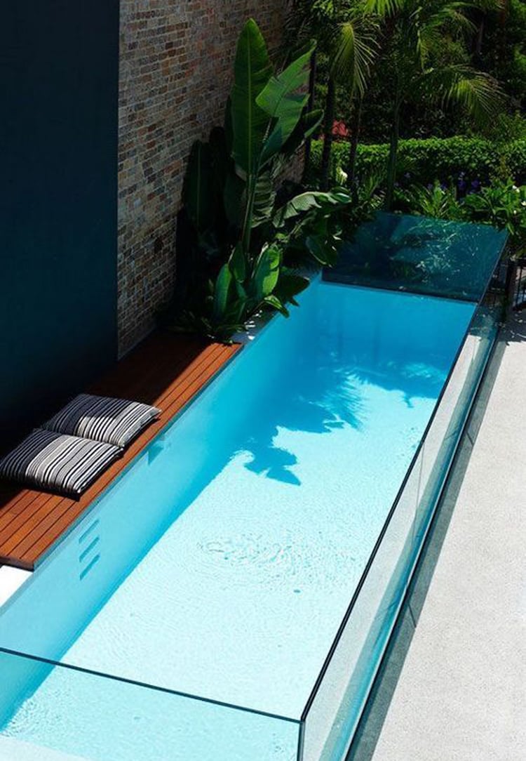piscine transparente moderne forme rectangulaire