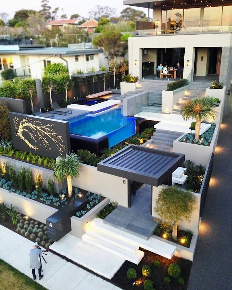 piscine transparente moderne jardin urbain pente