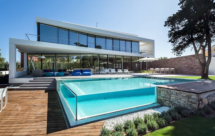 piscine transparente moderne parois verre terrasse bois