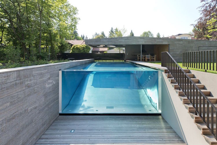 piscine transparente moderne terrasse bois grisatre