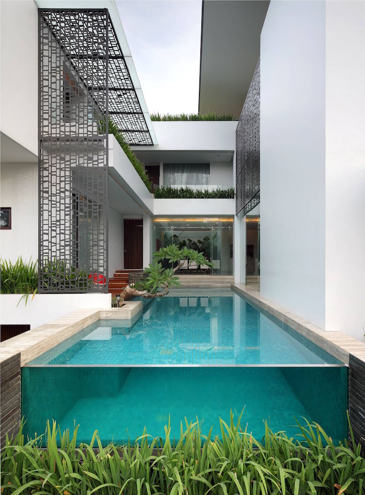 piscine transparente semi enterree moderne claustras metal