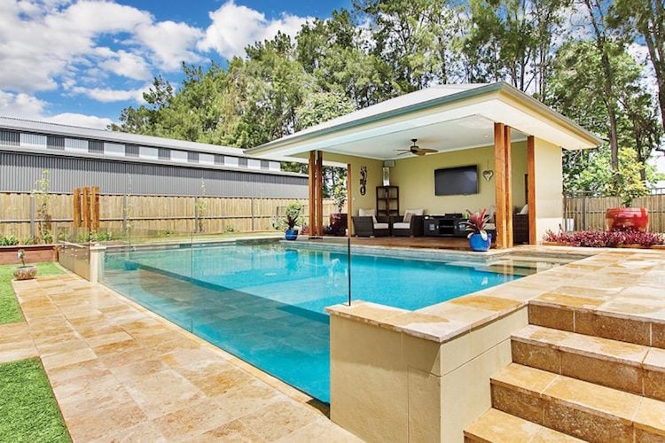 piscine transparente semi enterree pool house
