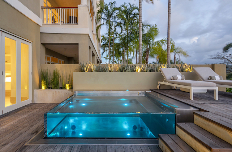 piscine transparente sur mesure terrasse bois moderne