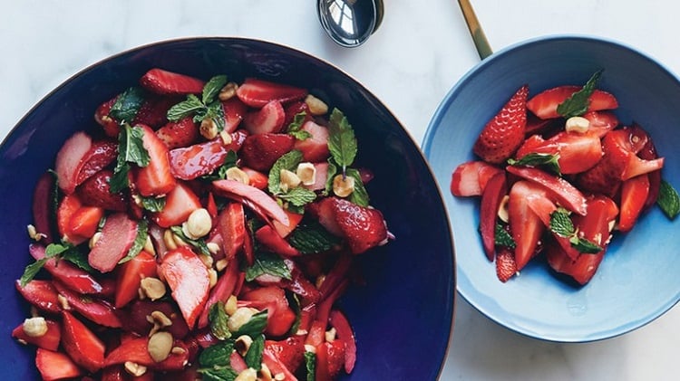 salade de printemps aux fruits fraises noisettes menthe