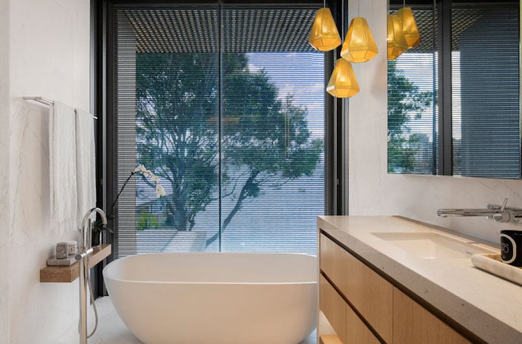 salle de bain avec panneaux claire-voie en polycarbonate innovant