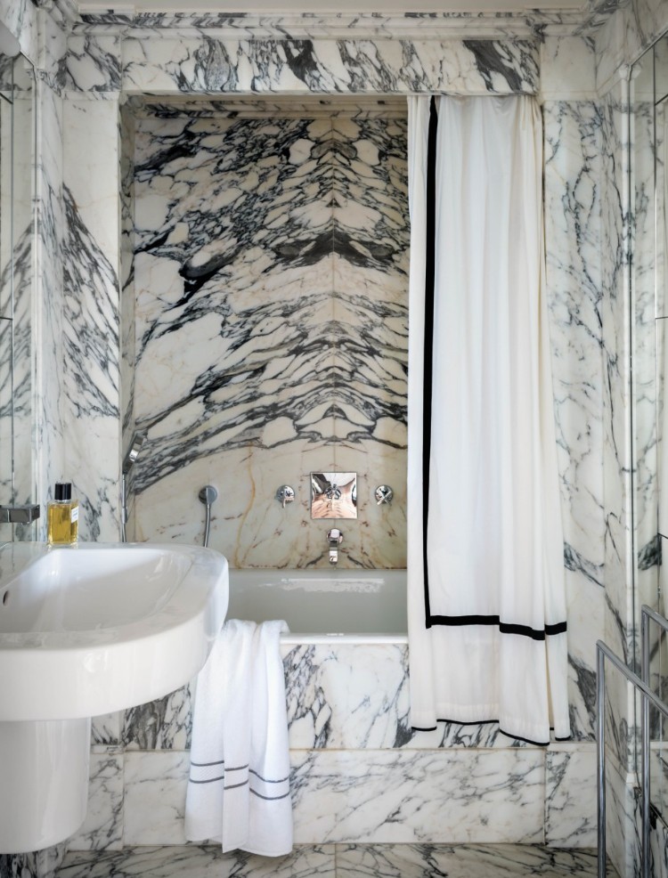 salle de bain en marbre avec baignoire intégrée design blanc noir tendance