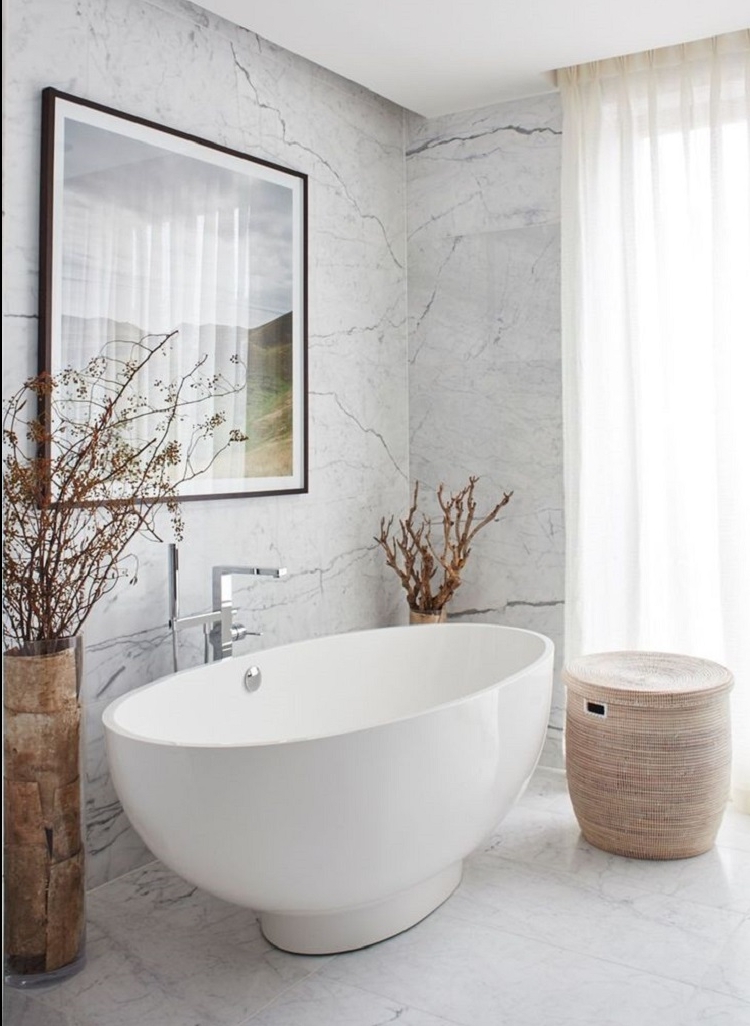 salle de bain en marbre blanc avec baignoire design épuré moderne