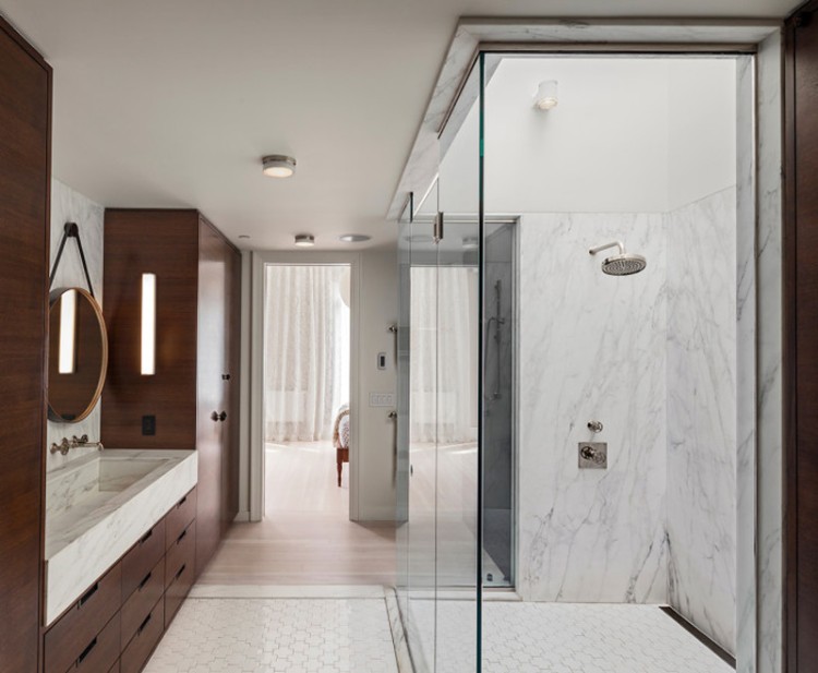 salle de bain en marbre blanc bois idée tendance design élégant