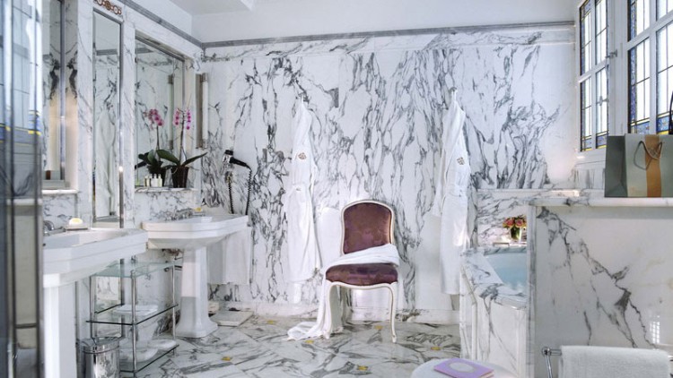salle de bain en marbre blanc gris design contemporain aménagement grande salle eau raffinée