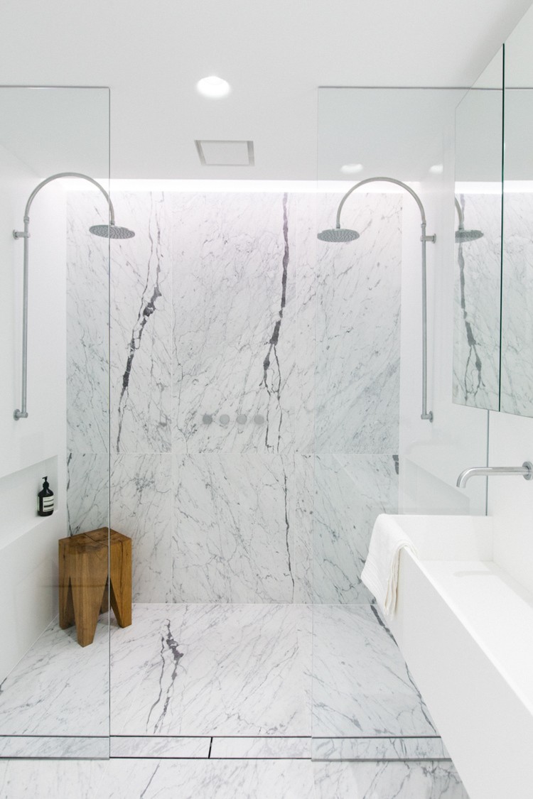 salle de bain en marbre blanc gris exemple salle eau raffinée tendance