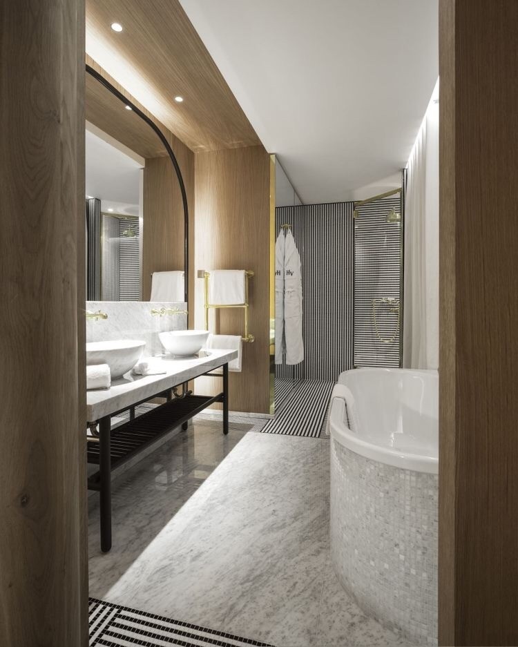 salle de bain en marbre blanc noir salle eau avec baignoire tendance design luxueux raffiné