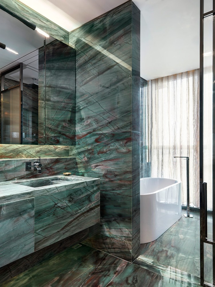 salle de bain en marbre bleu turquoise idée design aménagement salle eau top tendance