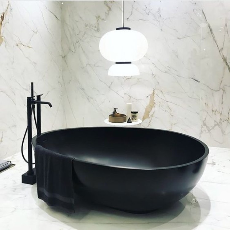 salle de bain en marbre gris avec baignoire noire tendance design magnifique sans pareil