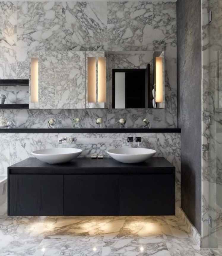 salle de bain en marbre noir blanc accessoires dorés design luxueux