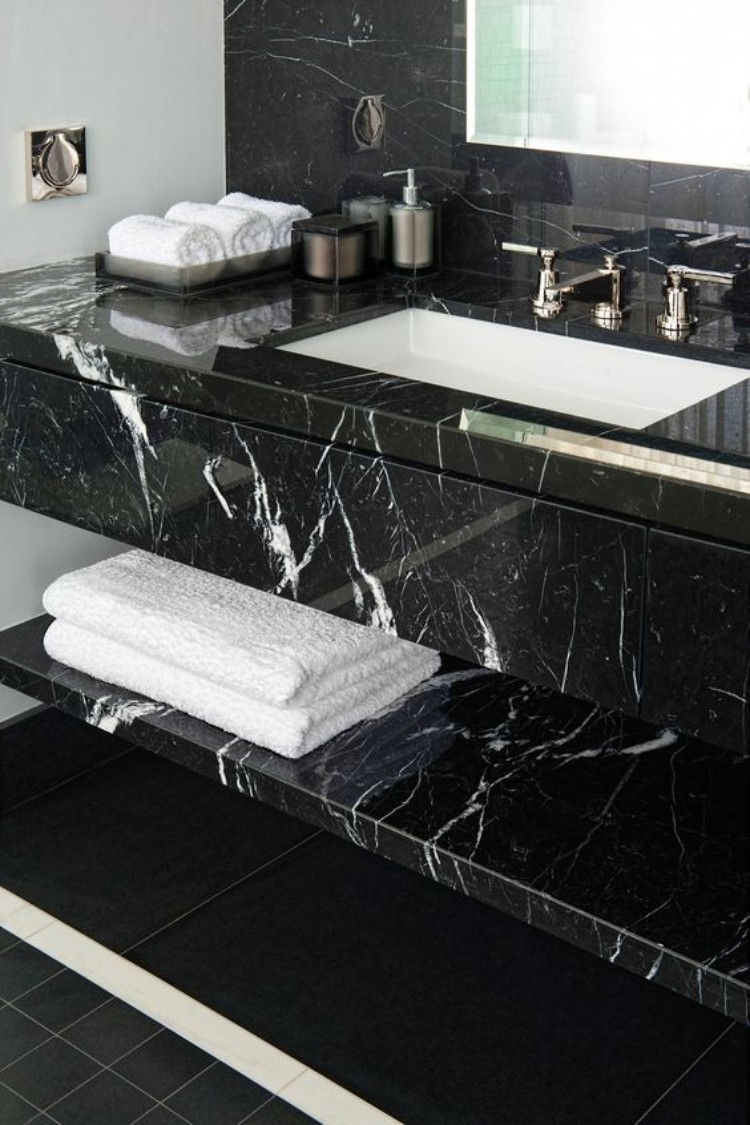 salle de bain en marbre noir blanc style raffiné design luxueux
