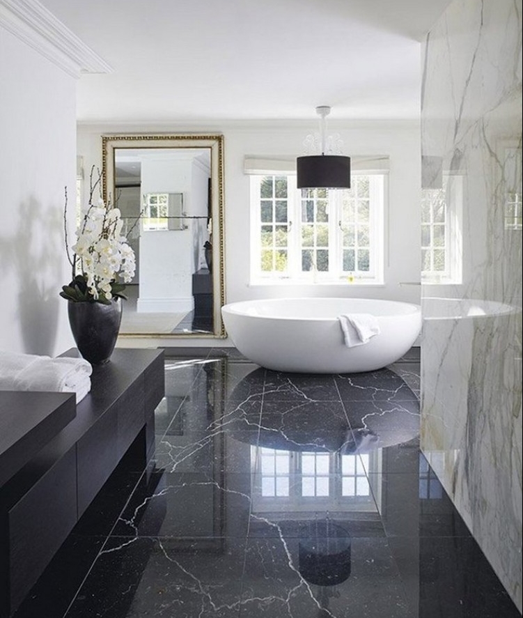 salle de bain en marbre noir et blanc revêtement sol baignoire autonome blanche design épuré tendance
