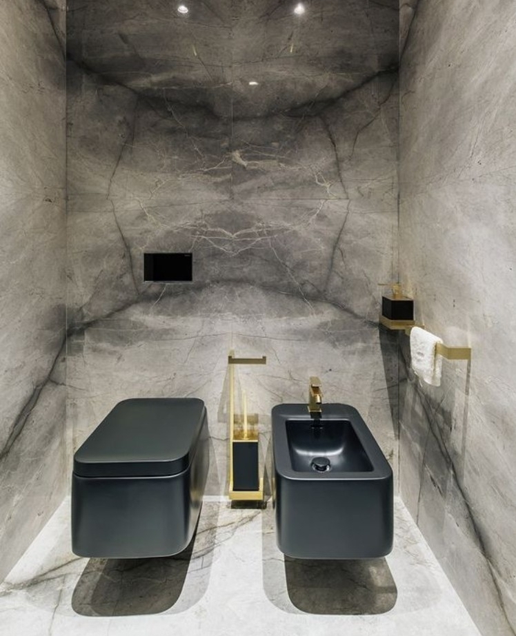 salle de bain en marbre noir gris modèle sur mesure toilette suspendu design tendance