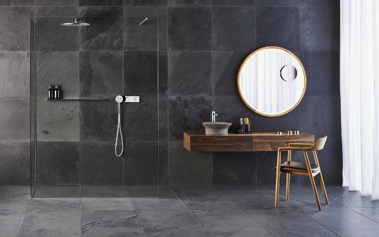 salle de bain en marbre noir mobilier bois touche design salle eau