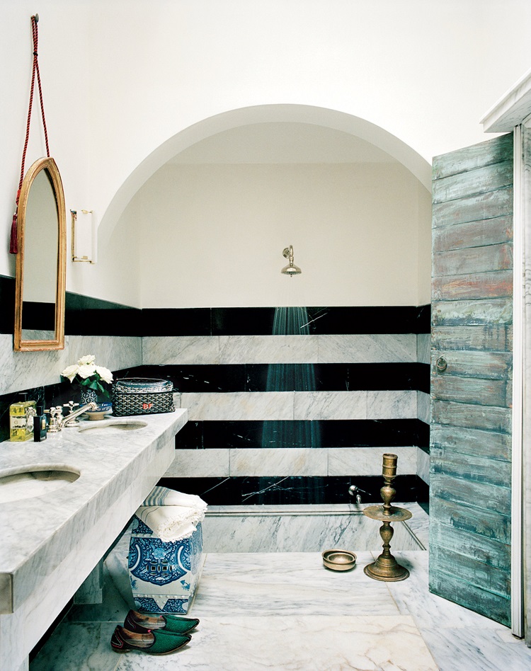 salle de bain en marbre revêtement mural rayures