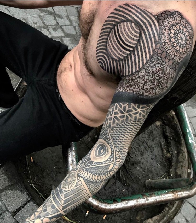 tatouage homme bras avant bras modèle noir blanc
