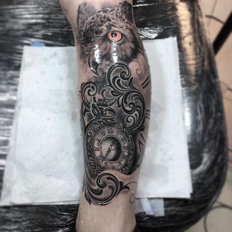tatouage homme bras avec plusieurs motifs originaux graphiques