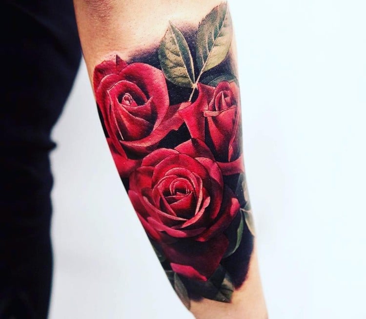 tatouage homme bras coloré motif roses rouges idée originale