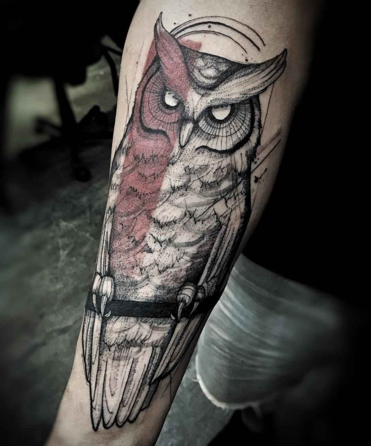 tatouage homme bras hibou demi coloré image originale