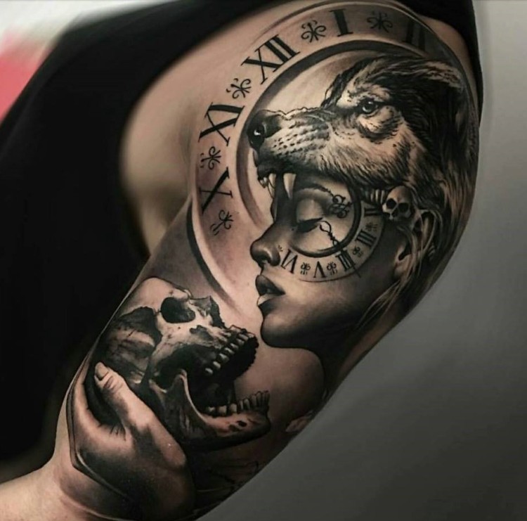 tatouage homme bras idée motifs significatifs femme loup crâne