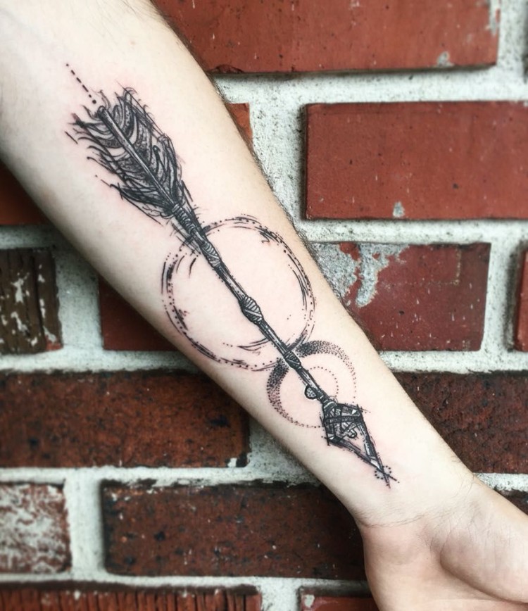 tatouage homme bras illustrant flèche idée originale hommes tatoués