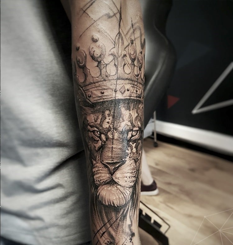 tatouage homme bras image roi lion
