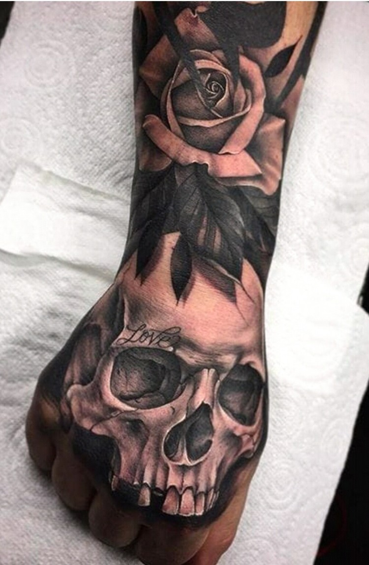 tatouage homme bras insolite motif crâne originale