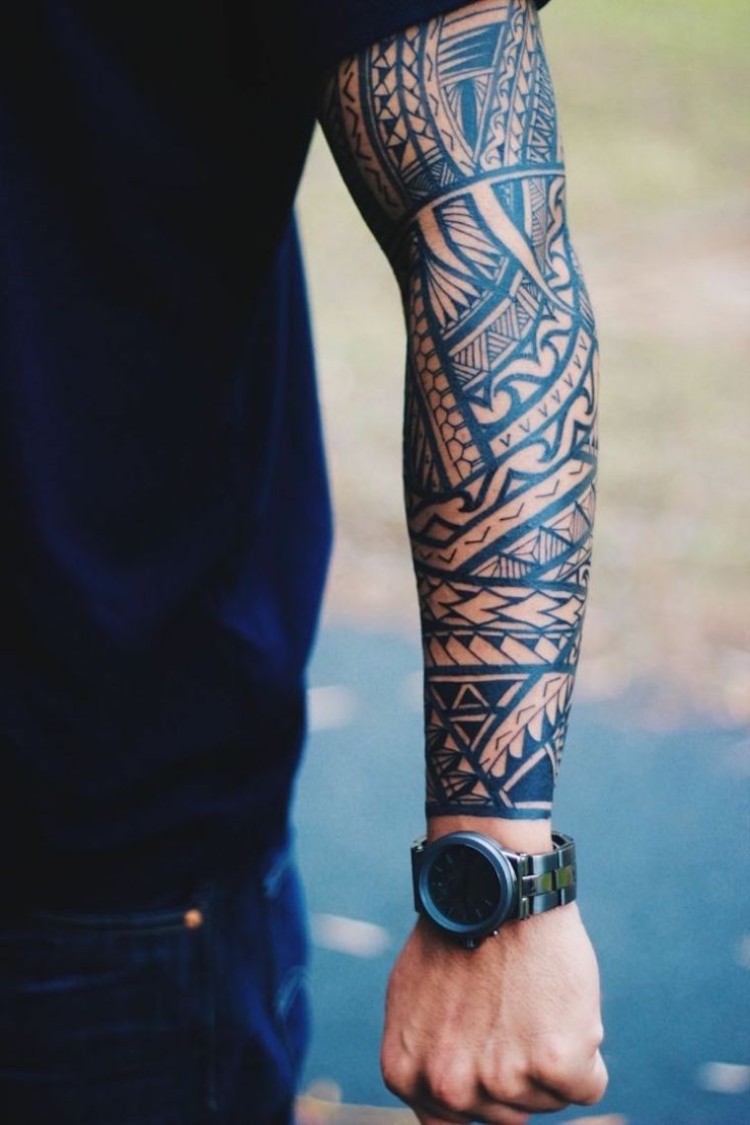 tatouage homme bras manchette complète originale tendances hommes tatoués