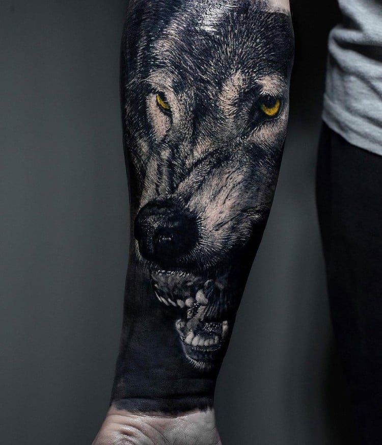tatouage homme bras manchette insolite illustrant tête loup