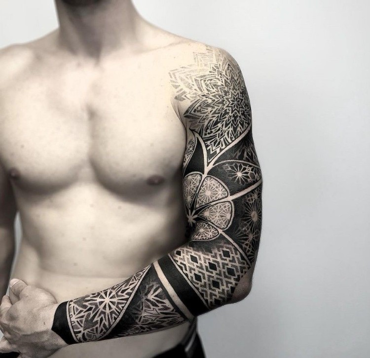 tatouage homme bras manchette originale graphique