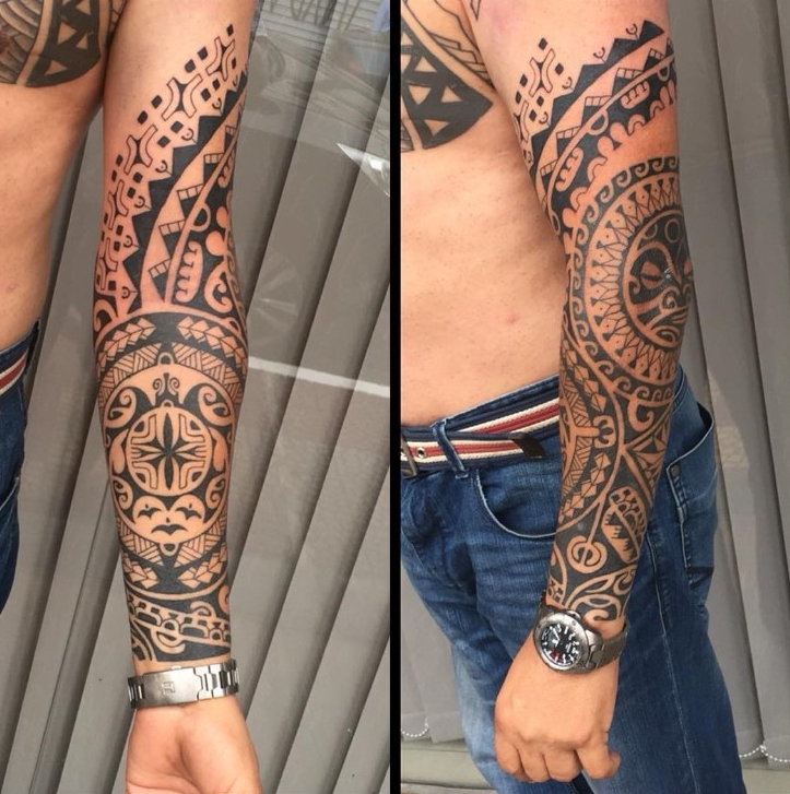 tatouage homme bras manchette symboles originaux modèle inspirant