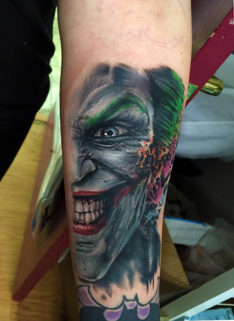 tatouage homme bras modèle coloré avec visage Joker