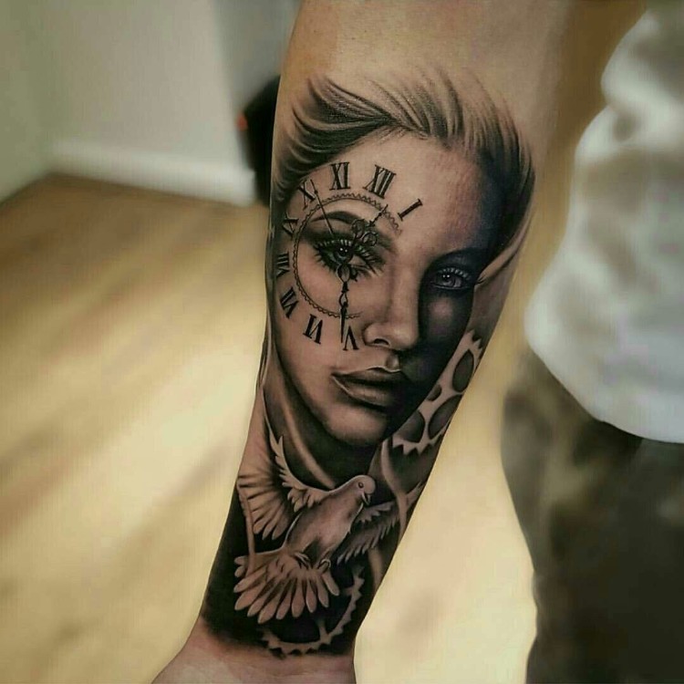 tatouage homme bras modèle discret visage femme