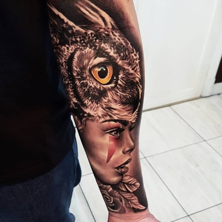 tatouage homme bras oeuvre art magnifique motif hibou