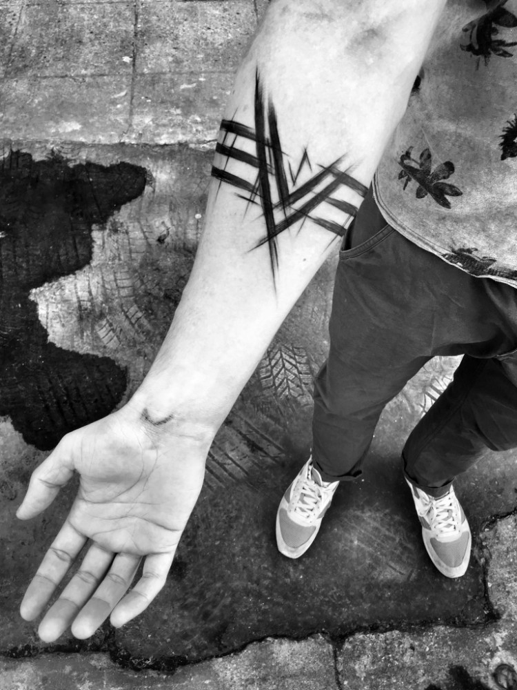 tatouage homme bras symboles originaux idée originale hommes tatoués