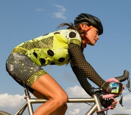 tenue cycliste femme idées originales tendance pour rouler avec style