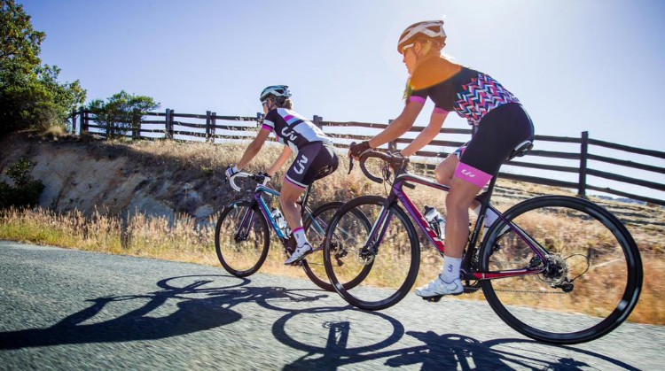 tenue cycliste femme mode vêtement sport femmes amatrices vélo