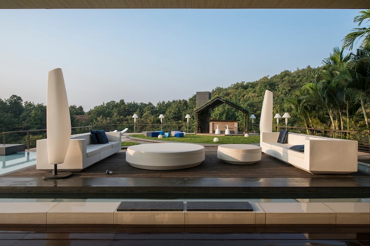 terrasse exterieure bois salon jardin blanc minimaliste coin barbecue