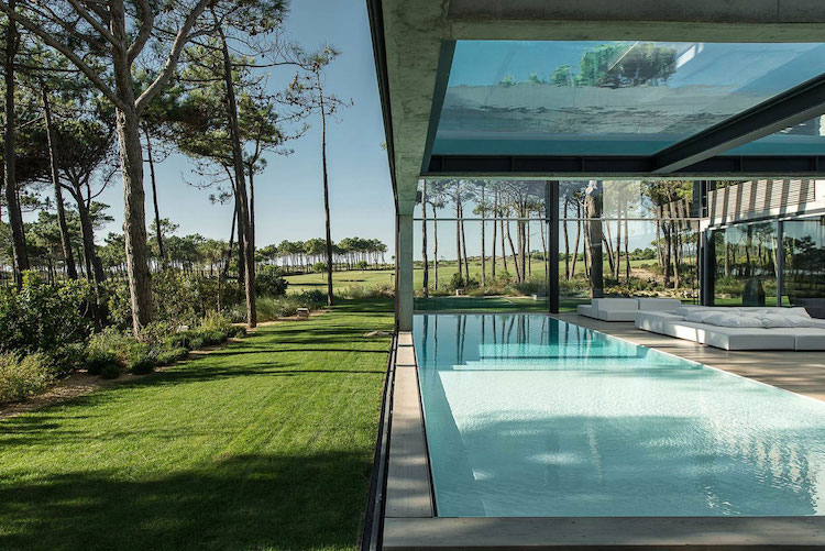 terrasse moderne piscine nage piscine fond transparent toit terrasse The-Wall-House-Guedes-Cruz-Arquitectos-Yellowtrace